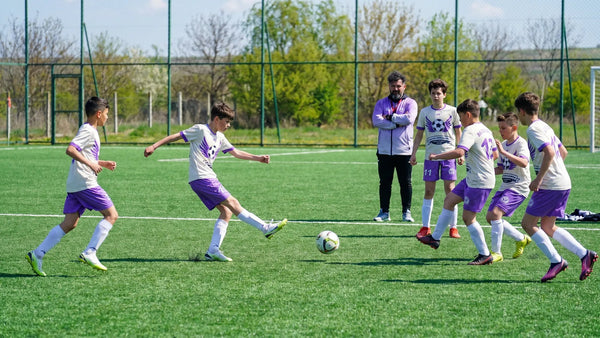 Ce echipament îi trebuie copilului la primul antrenament de fotbal