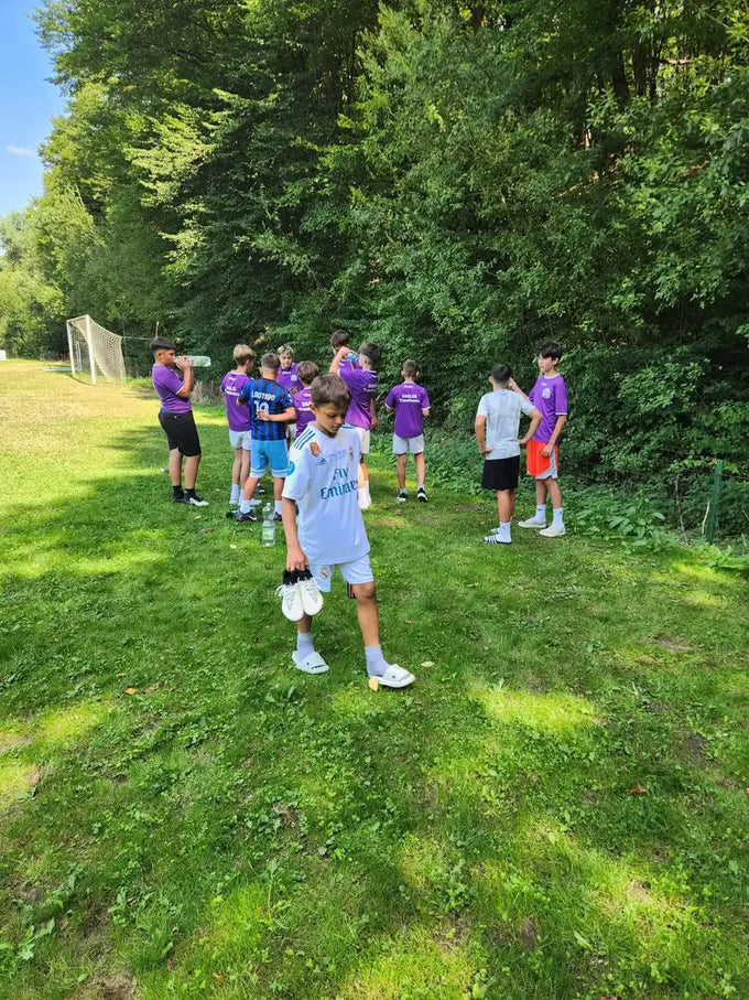 Pauza de apa langa terenul de iarba naturala, cantonament Eagles la Randra