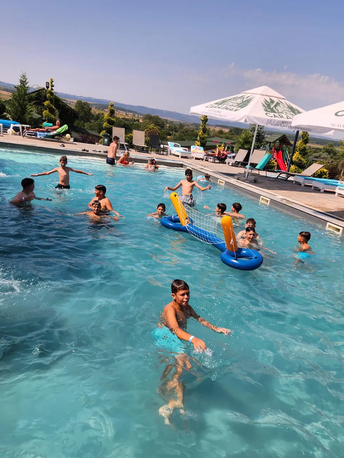 Joc in piscina in cantonamentul Eagles Transilvania de la Randra