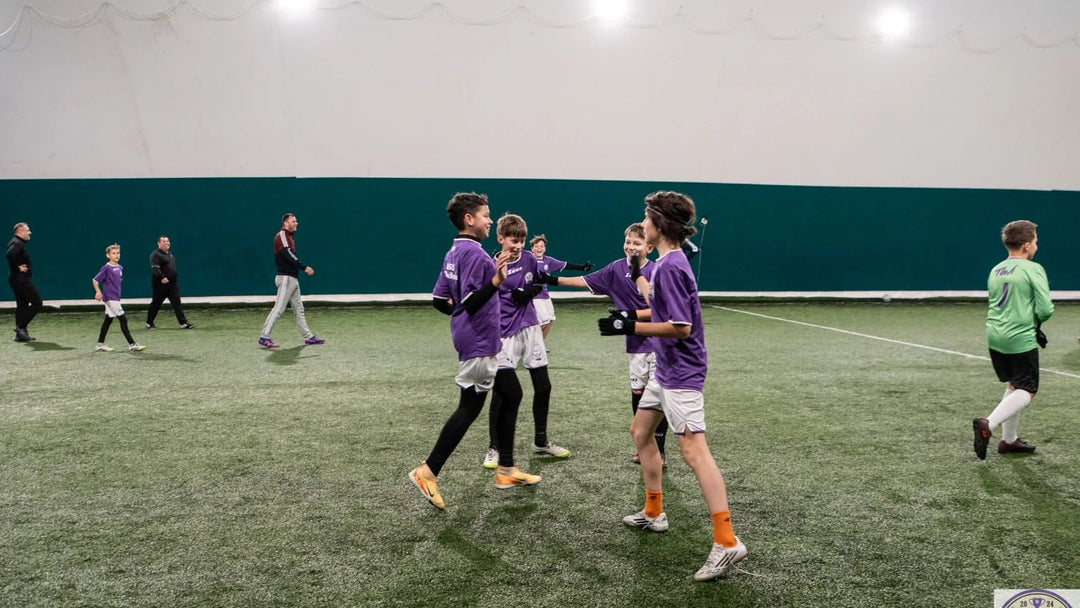 Cum îți pregătești copilul pentru primul antrenament de fotbal