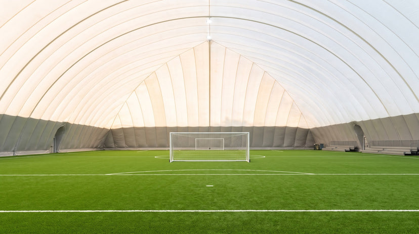 Interiorul unui balon de fotbal acoperit si incalzit, cu teren sintetic ingrijit