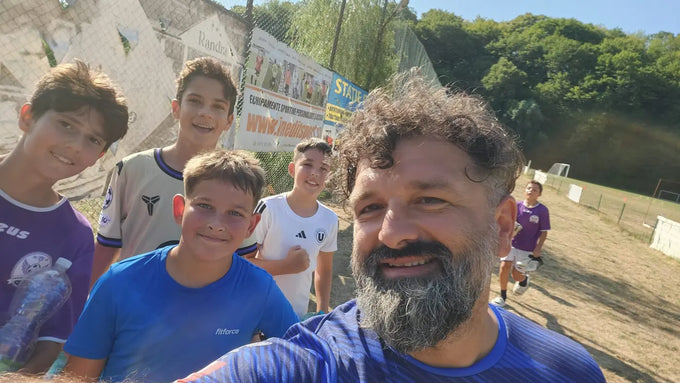 Antrenorul Marian Bud cu jucatorii Eagles Transilvania pe terenul de la Randra