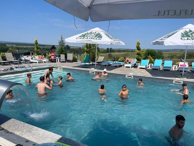 Relaxare la piscina dupa antrenamentul de dimineata, cantonament Eagles la Randra